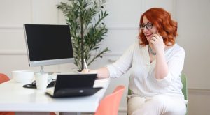 Jasmina Kovarbasic, influenser, sedi za laptopom u kancelariji