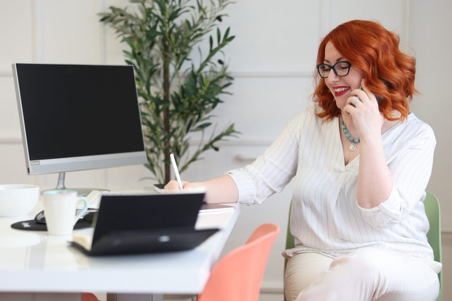 Jasmina Kovarbasic, influenser, sedi za laptopom u kancelariji